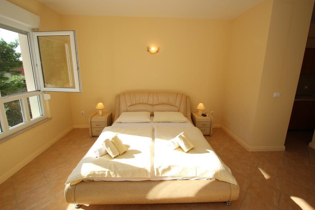 Apartment Astra & Pinija Brela