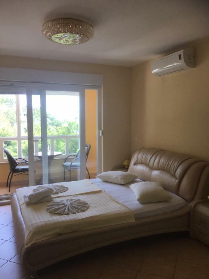 Astra & Pinija Apartment Brela